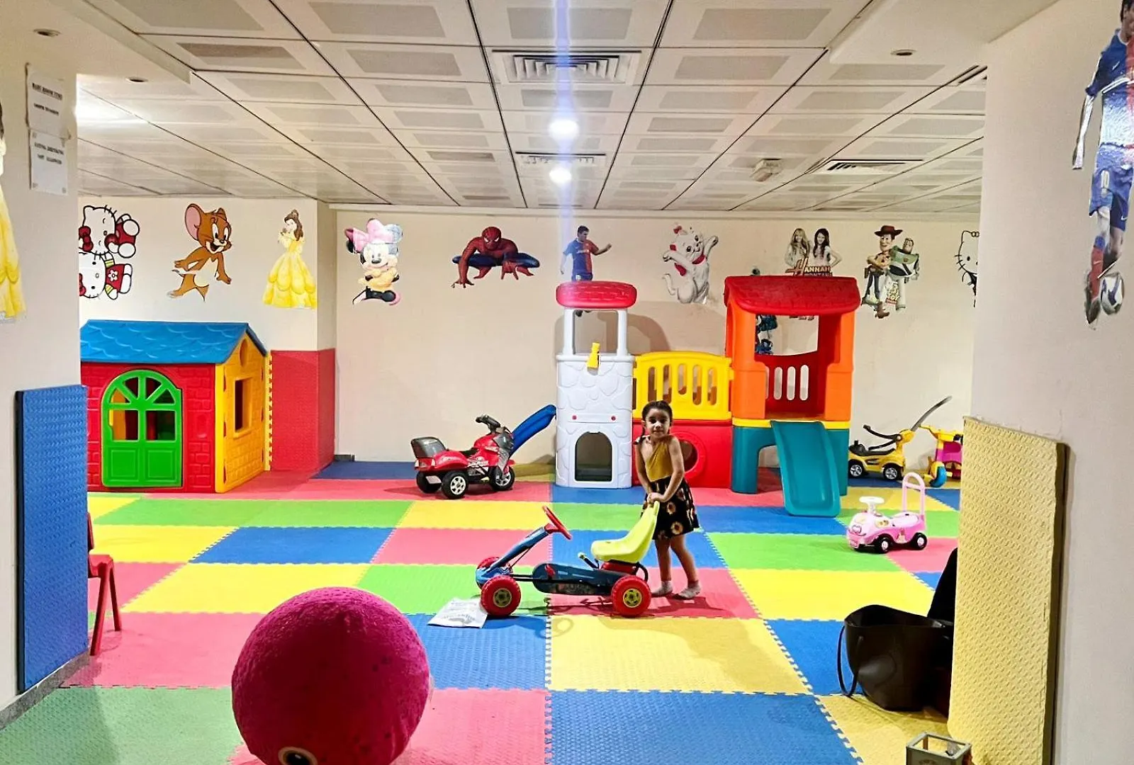 דובאי The Hive Partition Room In Tecom Near Metro בית אירוח
